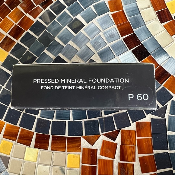 New Cover FX Pressed Mineral Foundation! P60 - Picture 6 of 7